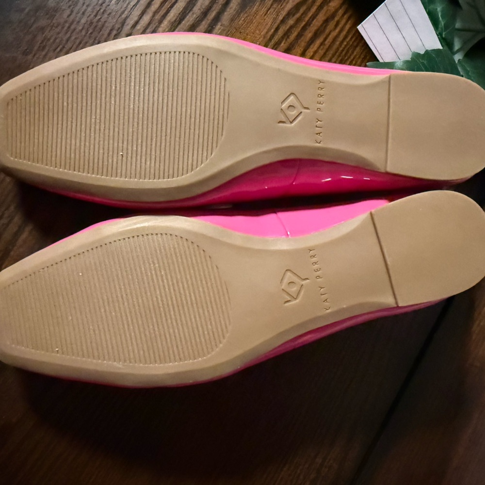 Katy Perry Collections Hot Pink Patent Flats with White Daisy Accents - Picture 3 of 3